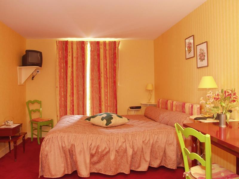 Logis Hotel O En Couleur Oucques-la-Nouvelle Luaran gambar