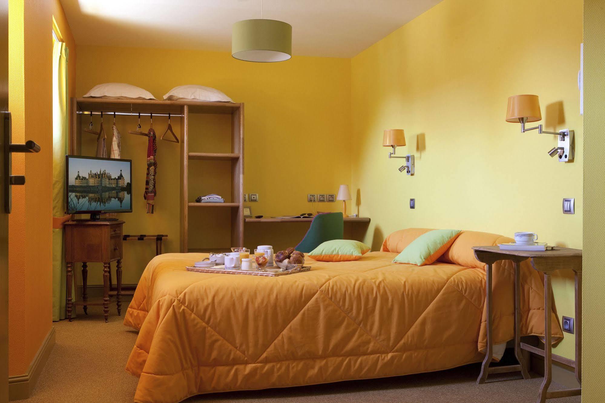 Logis Hotel O En Couleur Oucques-la-Nouvelle Luaran gambar